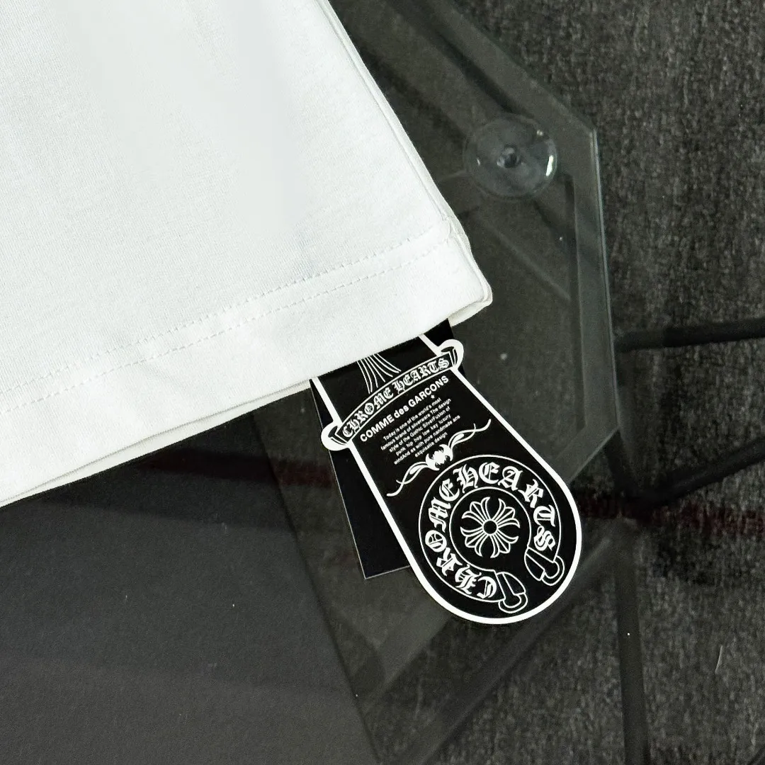 P180 Chrome Hearts 25 high-end versions. The fabric is made of 300 grams of high-density pure cotton. It does not deform or shrink. It has three labels. It is the same style for men and women. Technology: patch embroidery + original development hardware. Color: white, black. SIZE: S-XL.